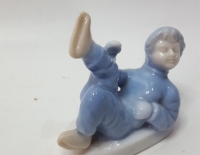 Niño de porcelana Sentado Cod 31509