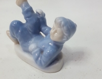 Niño de porcelana Sentado Cod 31509