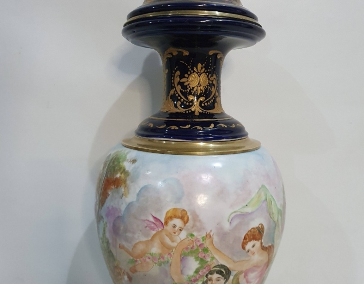 Potich de sevres con figuras querubins azul cobalto Cod 32116