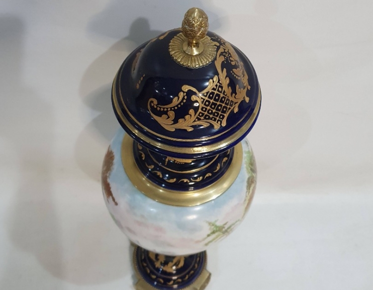 Potich de sevres con figuras querubins azul cobalto Cod 32116