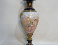 Potich de sevres con figuras querubins azul cobalto Cod 32116