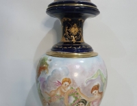 Potich de sevres con figuras querubins azul cobalto Cod 32116