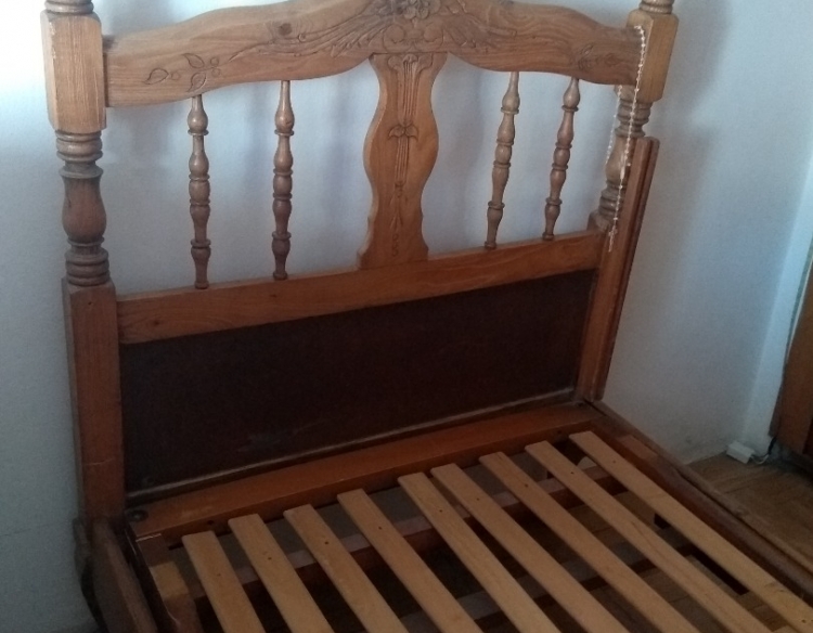 Cama estilo provenzal. Tallada