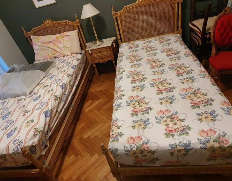 2 camas 1 plaza estilo Luis XV y una mesa de luz del mismo estilo