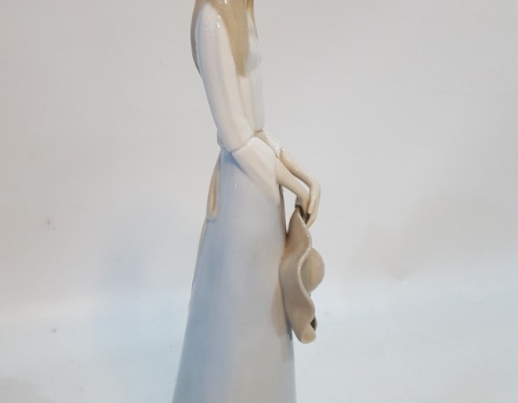 Porcelana española mujer con sombrero Cod 31577
