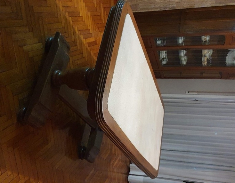 Mesa de madera y marmol