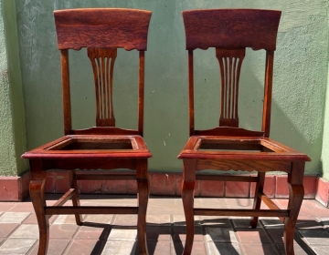 Par de sillas de madera de respaldo alto