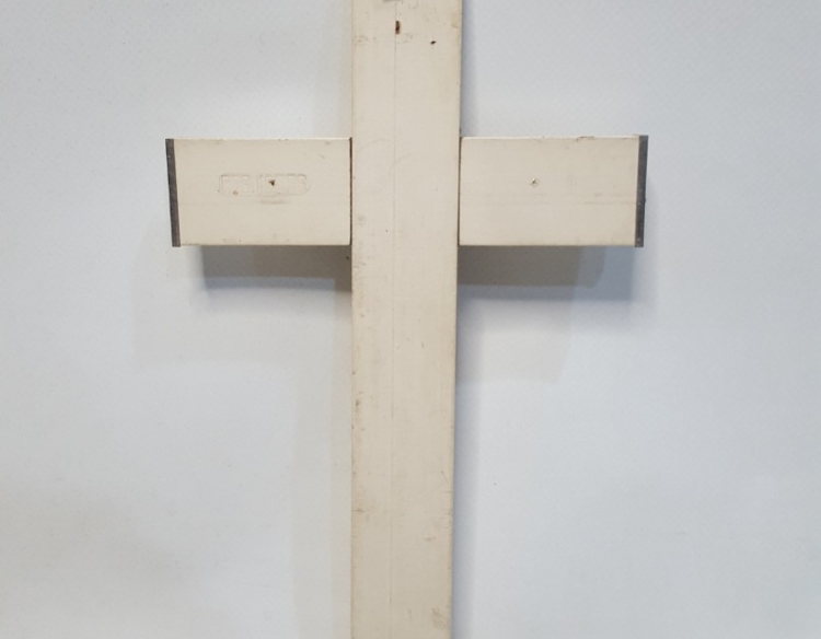 Crucifijo madera laqueada y peltre 30x16