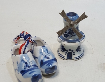 Dos miniaturas Holandesa de porcelana(zapatos y molino) Cod 33097 