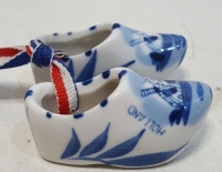 Dos miniaturas Holandesa de porcelana(zapatos y molino) Cod 33097 