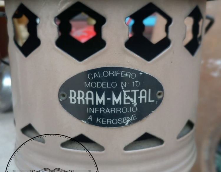 Estufa Bram-Metal impecable enlozada a kerosene funcionando.