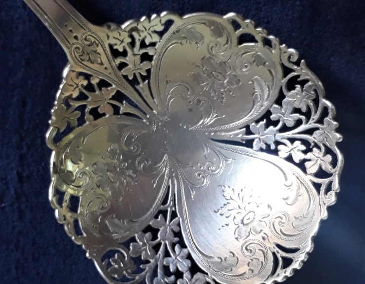 Antigua cuchara cernidora de plata esterlina. Punzon de Londres