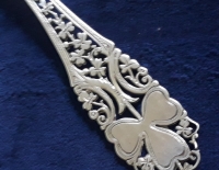 Antigua cuchara cernidora de plata esterlina. Punzon de Londres
