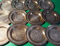 12 Platos Para Pan En Bronce Cincelado Con Diseños Indues