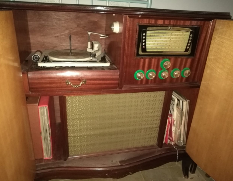 Mueble Tocadiscos Radio Combinado. Con espacio de guardado. Estilo Francés.