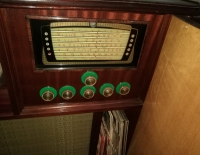 Mueble Tocadiscos Radio Combinado. Con espacio de guardado. Estilo Francés.