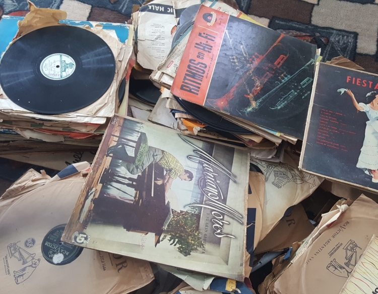 Vinilo con toca disco usado en buen estado