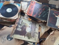 Vinilo con toca disco usado en buen estado