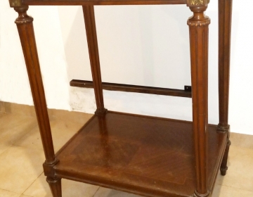 MESA DE ESTILO CON BASE GIRATORIA