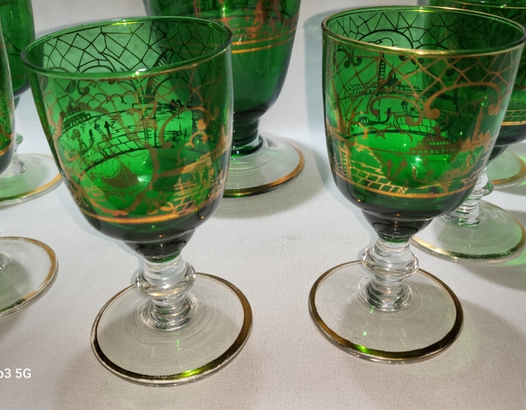 Licorera de cristal de murano con 6 copas ,verde fileteado en oro.