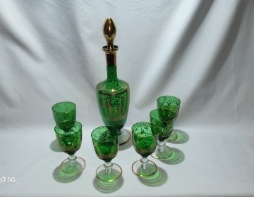 Licorera de cristal de murano con 6 copas ,verde fileteado en oro.