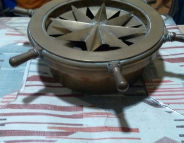 CENICERO DE LATÓN EN FORMA DE TIMÓN
