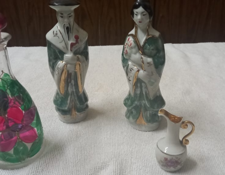 Figuras chinas en porcelana y cerámica