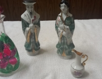 Figuras chinas en porcelana y cerámica