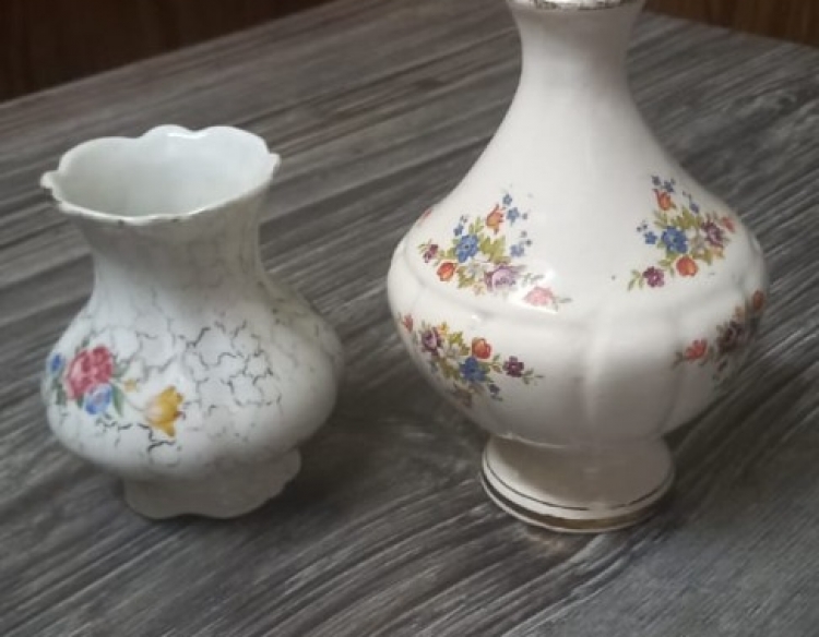 Variados objetos de vidrio y porcelana