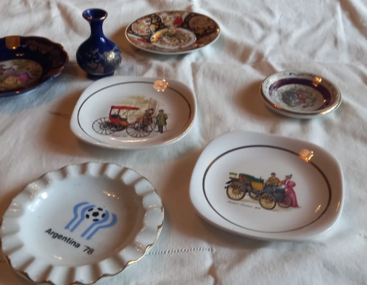 Variados objetos de vidrio y porcelana