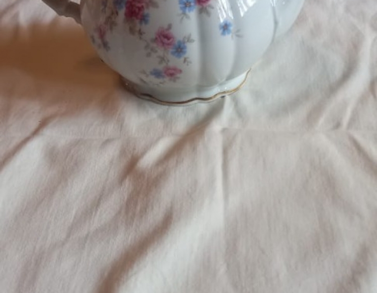 Variados objetos de vidrio y porcelana