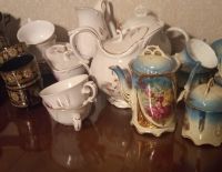 Variados objetos de vidrio y porcelana