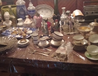 Variados objetos de vidrio y porcelana