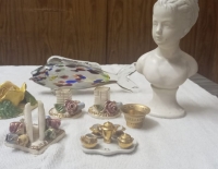 Variados objetos de vidrio y porcelana