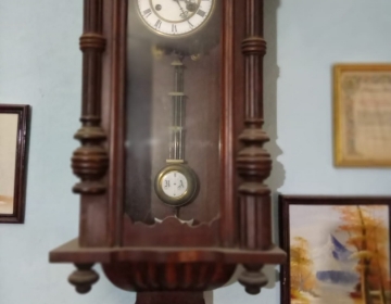 VENDO RELOJ ANTIGUO DE MADERA EN PERFECTO ESTADO