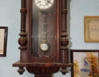 VENDO RELOJ ANTIGUO DE MADERA EN PERFECTO ESTADO