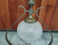 Lámpara de bronce con pantalla blanca vidriada