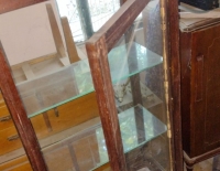 Vitrina de vidrio, espejo en la parte de atras