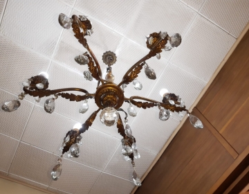 Araña de bronce fundido de 6 brazos con caireles de cristal