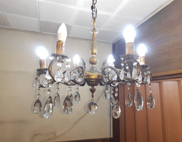 Araña de bronce fundido de 6 brazos con caireles de cristal