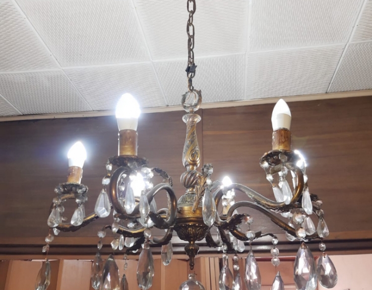 Araña de bronce fundido de 6 brazos con caireles de cristal