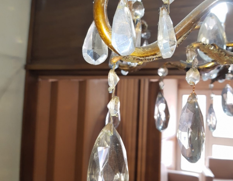 Araña de bronce fundido de 6 brazos con caireles de cristal
