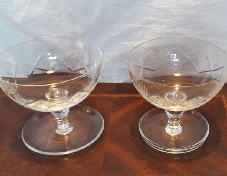 Juego de 18 Pomeleras de Cristal Tallado