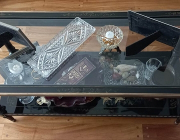 Mesa Oriental Antigua de Madera con Detalles en Bronce