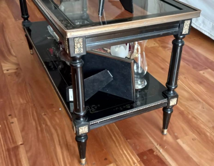 Mesa Oriental Antigua de Madera con Detalles en Bronce