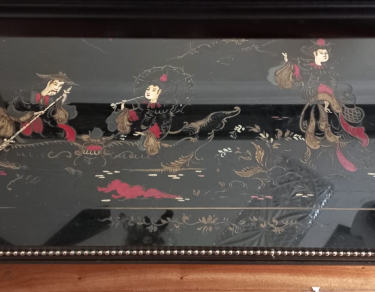 Mesa Oriental Antigua de Madera con Detalles en Bronce