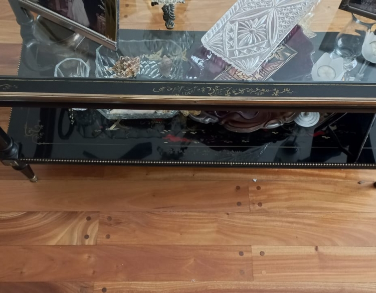 Mesa Oriental Antigua de Madera con Detalles en Bronce