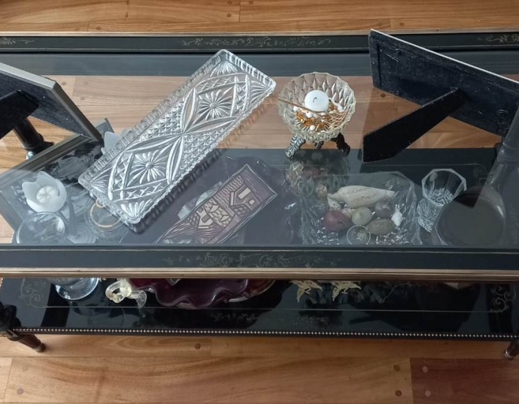 Mesa Oriental Antigua de Madera con Detalles en Bronce