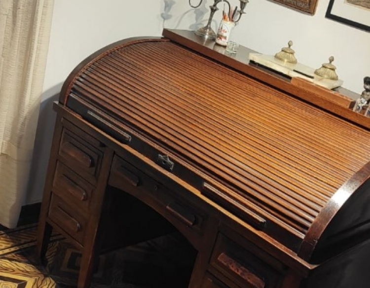 ESCRITORIO EN ROBLE, CON CORTINA CAMELLO SIMPLE Y RUEDAS