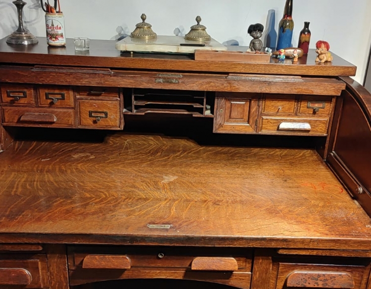 ESCRITORIO EN ROBLE, CON CORTINA CAMELLO SIMPLE Y RUEDAS